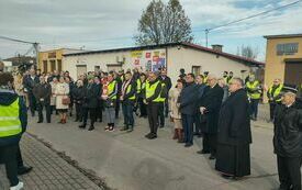 Rowerzyści i mieszkańcy gminy stojący przed pomnikiem Powstańc&oacute;w Wielkopolskich w Złotnikach Kujawskich.