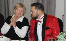 Kobieta z mężczyzną siedzą za stołem. Rozmawiają.