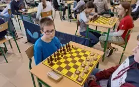 Dw&oacute;ch chłopc&oacute;w gra w szachy