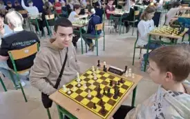 Dw&oacute;ch chłopc&oacute;w gra w szachy