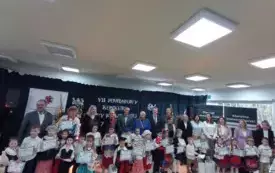 Grupa os&oacute;b stoi z nagrodami 