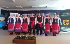 Zesp&oacute;ł ludowy śpiewa 