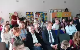 grupa os&oacute;b siedzi na krzesłach