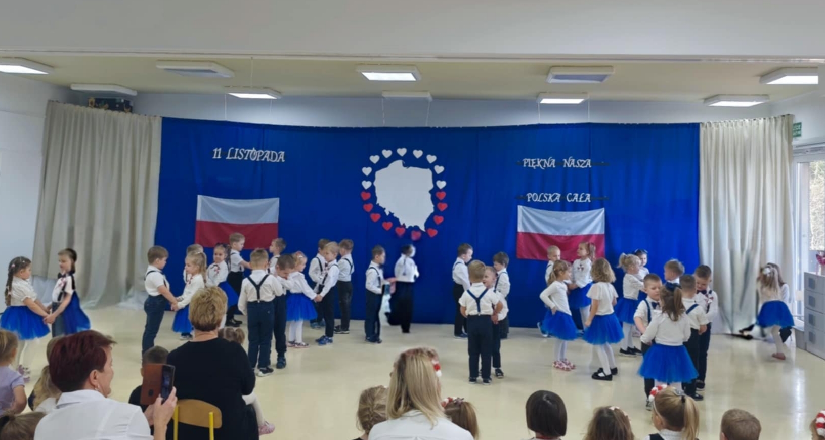 dzieci tańczące w&nbsp;k&oacute;łkach