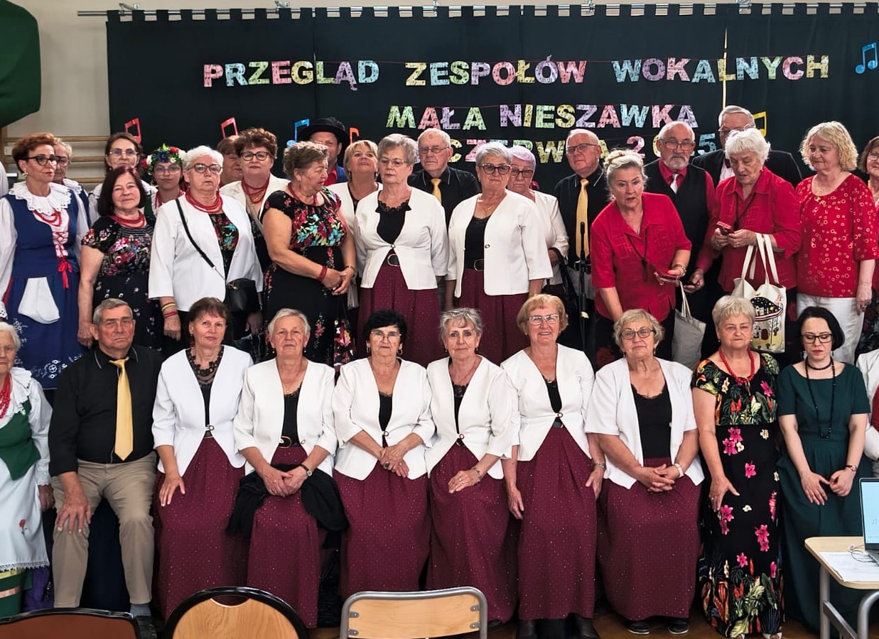 seniorzy pozujący do zdjęcia
