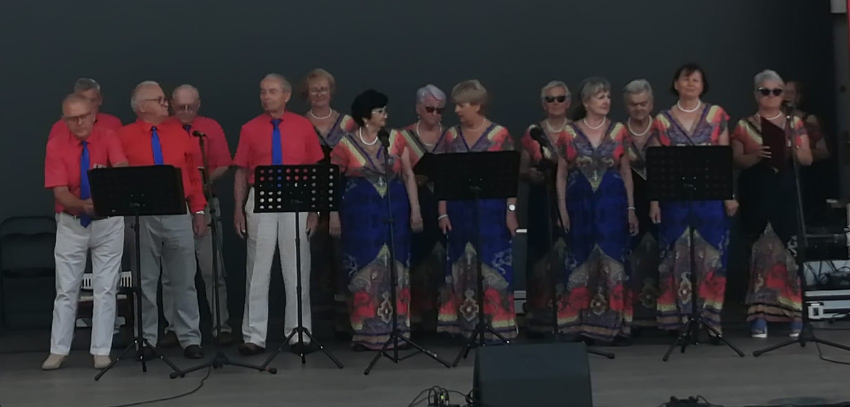 seniorzy śpiewający na&nbsp;scenie