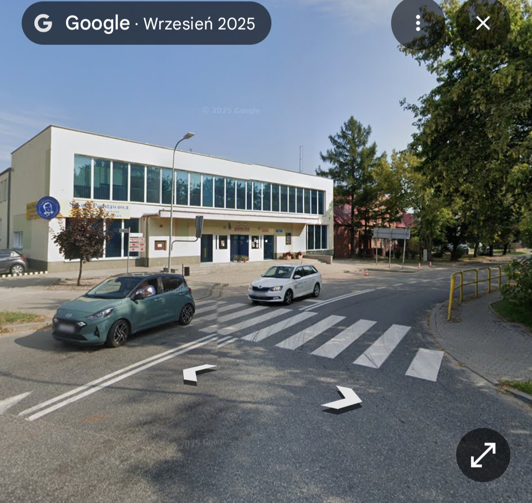 skrzyżowanie ulic. w&nbsp;tle szkoła 