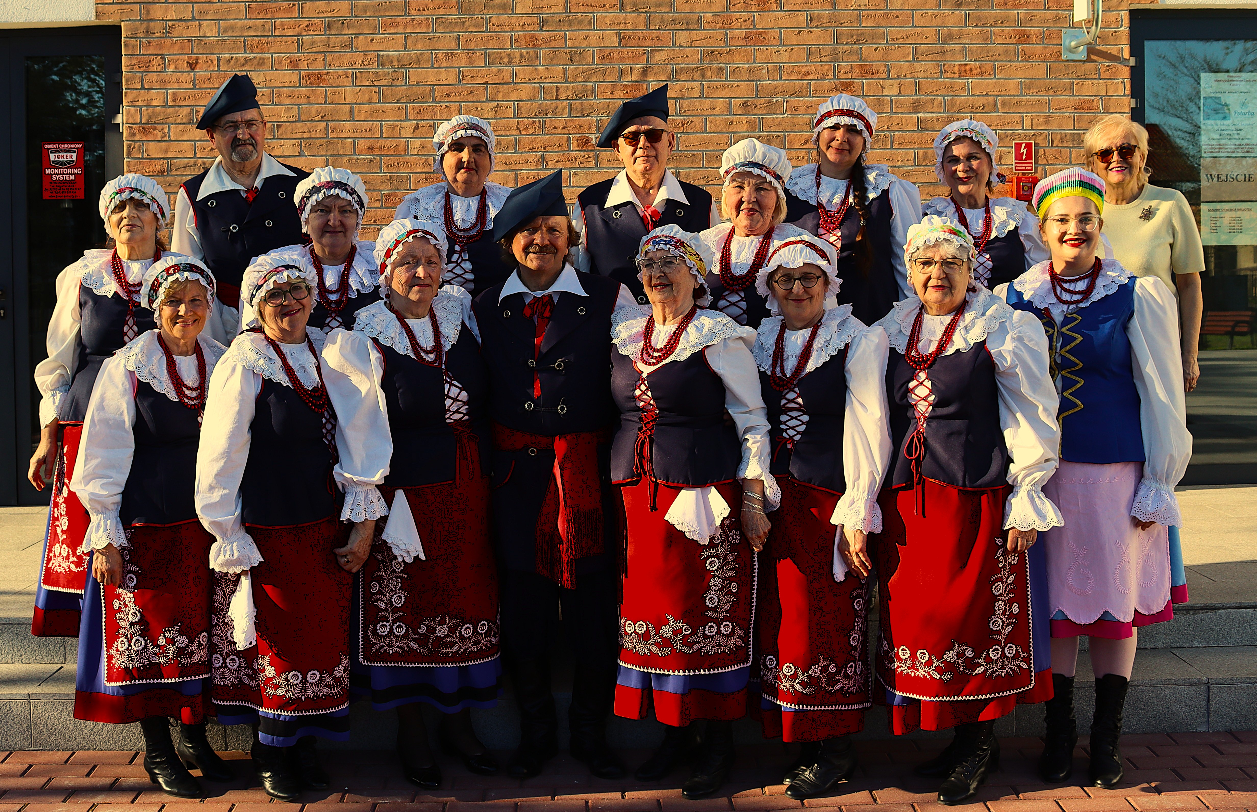 kobiety w&nbsp;stroju ludowym