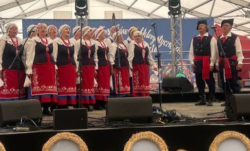 zespół ludowy na scenie