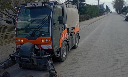 Zdjęcie do Prace zamiatarki drogowej na ulicach Złotnik Kujawskich