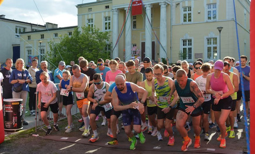 Ludzie szykujacy się do biegu